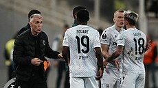 Plze�ský kou� Martin Hyský udílí svým sv��enc�m pokyny b�hem utkání na...