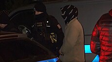 Policie p�ivezla mu�e podez�elého z únosu malého chlapce na místo �inu a...