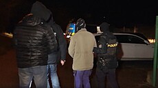Policie p�ivezla mu�e podez�elého z únosu malého chlapce na místo �inu a...