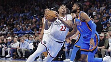 Jordan Miller (22) z Los Angeles Clippers uniká v zápase s Oklahoma City...