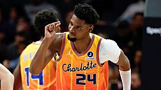 Brandon Miller z Charlotte Hornets oslavuje svou trefu.