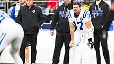 Philip Rivers (17) z Indianapolis Colts sleduje hru.