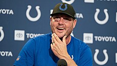 Philip Rivers z Indianapolis Colts se na pozápasové tiskové konferenci tvá�í...