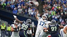 Philip Rivers (17) z Indianapolis Colts hází v zápase s Seattle Seahawks.