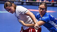 Smilla Hundevadtová (vlevo) z Dánska a Jasmiina Järvinenová z Finska v souboji...