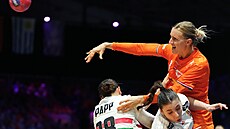 Nizozemská házenká�ka Kelly Dulferová pálí v zápase s Ma�arskem.