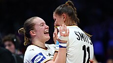 N�mecké házenká�ky Lisa Antlová a Xenia Smitsová se radují.