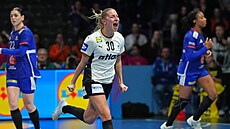 Jenny Behrendová z Nmecka se raduje v zápase s Francií.