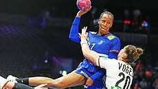 Orlane Kanorová z Francie st�ílí na n�meckou bránu, fauluje ji Emily Vogelová.