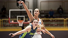 Kitija Laksaová ze Schia st�ílí na ko� USK Praha, brání ji Petra Malíková.