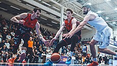 Maksim �turanovi� (v bílém) z D��ína a Viktor P�lpán (vlevo) s Petrem K�ivánkem...