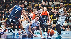 Marek Hou�ka z D��ína jde po mí�i v zápase s Brnem.