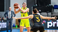 Pauline Astierová z USK Praha brán�ná Tejou Oblakovou z Galatasaray.