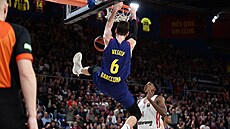 Jan Veselý z Barcelony smeuje bhem zápasu s Olympiakosem.