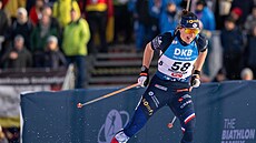 Julia Simonová bhem sprintu v Hochfilzenu