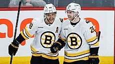 Bostontí útoníci David Pastrák (vlevo) a Elias Lindholm se radují z gólu.