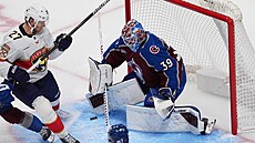 Úto�ník Eetu Luostarinen (Florida) kope puk na branká�e Mackenzieho Blackwooda...