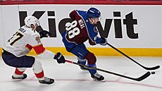 Úto�ník Martin Ne�as z Colorada se sna�í uniknout floridskému obránci Niku...