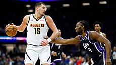 Denverský lídr Nikola Joki vymýlí, jak se prosmýkne kolem Preciouse Achiuwy...