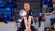 Volejbalista Adam Barto� ve zlínském dresu.