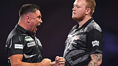 �ipka� Gerwyn Price (vlevo) slaví, na MS p�emohl Adama Gawlase.