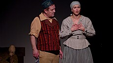 Petr �tvrtní�ek a Kristýna Hru�ínská v komedii Jeppe z vr�ku