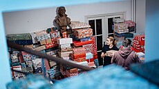 Charitativní sbírka Krabice od bot letos obdaruje p�ibli�n� 65 tisíc d�tí. (8....