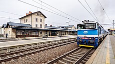 Památkov� chrán�ná budova �elezni�ního nádra�í v Jarom��i u� po oprav� slou�í....