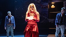 V rolích Cyrana, Roxany a Kristiána excelují Ji�í Zapletal, Milana Gorská a...