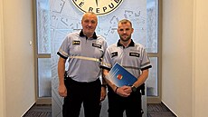 Prapor�íku Kamilu Dostálovi (vpravo) pod�koval za záchranu dvou �ivot� �editel...