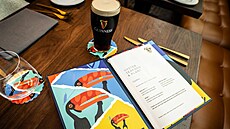 Nabídka úst�ic a mo�ských plod� v podniku Guinness Open Gate (8. prosince 2025)