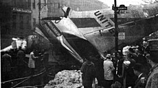 Trosky letounu Douglas DC-8 po srá�ce nad New Yorkem v prosinci 1960.