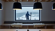 Ze spodního patra lze v zim� vystoupit p�ímo na sousední sjezdovku.