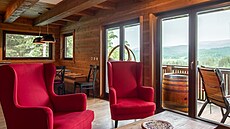 Velká okna ve spodním pat�e dopl�uje francouzské okno vedoucí p�ímo na terasu. 