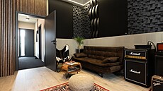 Ve studiu je pro odpo�ívající muzikanty p�ipraven pohodlný gau� i lednice plná...
