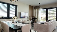 Obývací prostor je spojen s jídelnou i kuchyní do jedné velké vzdu�né místnosti.