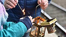 Betlémské sv�tlo dorazilo do Ostravy. V sobotu si jej lidé p�ipalovali p�ímo na...