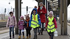 Betlémské sv�tlo dorazilo do Ostravy. Skauti jej p�ivezli mimo jiné na nádra�í...