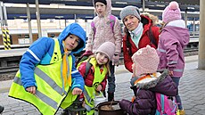 Betlémské sv�tlo dorazilo do Ostravy. Skauti jej p�ivezli mimo jiné na nádra�í...