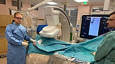 Jerzy Bezecny (vlevo) na opera�ním sále.