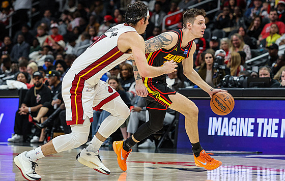 Vít Krej�í (vpravo) z Atlanty vyrá�í do útoku, brání ho Jaime Jaquez Jr. z...