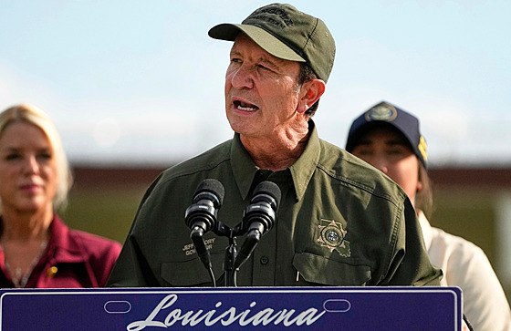 Guvernér Louisiany Jeff Landry mluví s reportéry. (3. zá�í 2025)