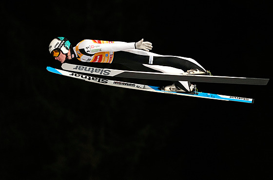 Slovinský skokan na ly�ích Domen Prevc v akci na m�stku v Oberstdorfu.