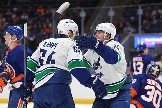 David Kämpf (vlevo) a Jake DeBrusk z Vancouveru se radují z gólu proti New York...