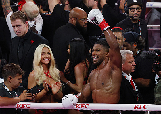 Boxer Anthony Joshua se raduje po vít�zství nad Jakem Paulem.