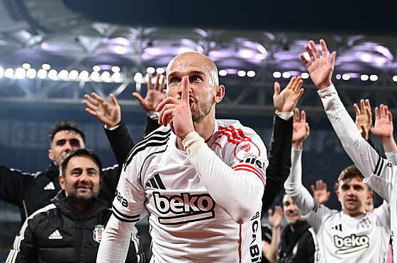 Václav �erný v Tureckém poháru uml�uje fanou�ky Fenerbahce.