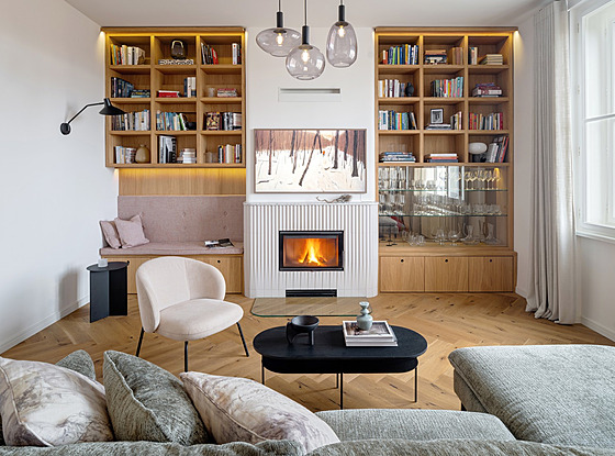 Krbová st�na v obývacím pokoji: její sou�ástí je knihovna s polstrovanou...