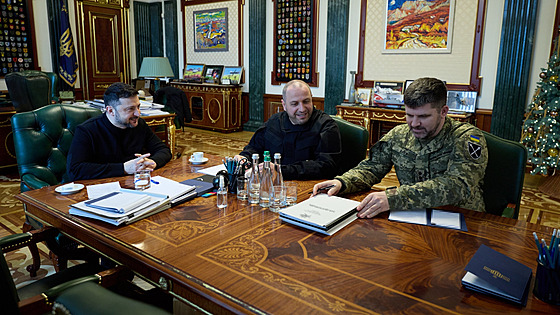 Vyjednava�i Rustem Umerov and Andrij Hnatov seznámili ukrajinského prezidenta...