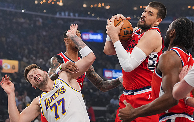 Dvojnásobný zmar Lakers. V derby s Clippers neměli šanci a ještě přišli o Dončiče