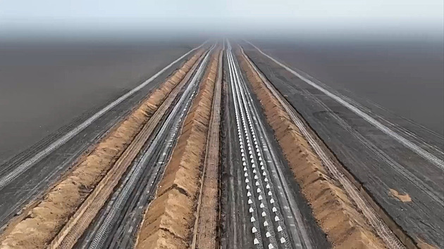 VIDEO: Protitankové příkopy i dračí zuby. Ukrajinci ukázali opevnění v Záporoží